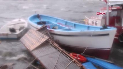AYVALIK'TA ETKİLİ OLAN FIRTINADA 20 TEKNE BATTI