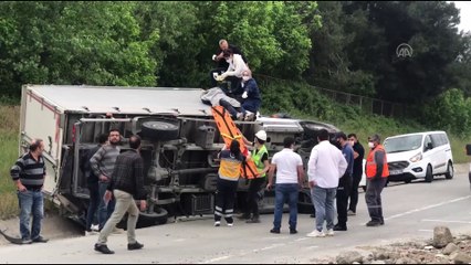 İSTANBUL - Eyüpsultan'da hafriyat kamyonu ile kamyonetin çarpıştığı kazada 2 sürücü yaralandı