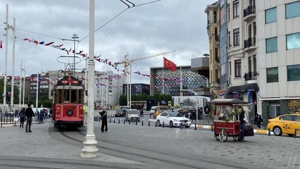 İstanbul'da şiddetli rüzgar: Gökyüzü kara bulutlarla kaplandı