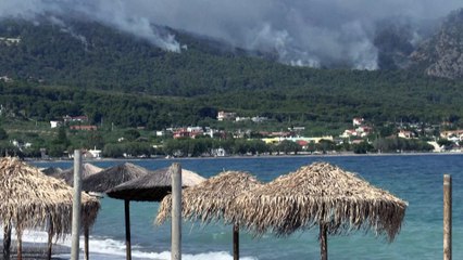 Bombeiros enfrentam as chamas na Grécia