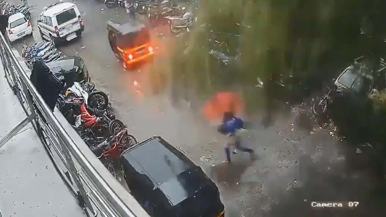 Hindistan’da kadın fırtınada devrilen ağacın altında kalmaktan böyle kurtuldu