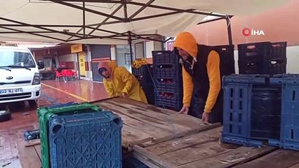 Sağanak yağış sebebiyle halk pazarı ertelendi, anonsu duyan yarı yoldan döndü