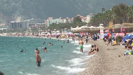 Konyaaltı Sahili'nde drone ile çekim yapan basın mensuplarına kargalar zor anlar yaşattı