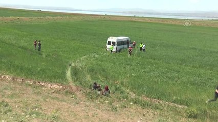 Van'da 14 kişilik minibüste 4'ü yaralı 49 düzensiz göçmen bulundu