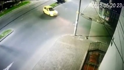 En vídeo quedó registrado cuando mujer fue arrojada de taxi en intento de abuso sexual en Bogotá