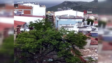 Çanakkale’de fırtına nedeniyle bir evin çatısı uçtu.. O anlar kamerada- İlçede ağaçlar yerinden söküldü
