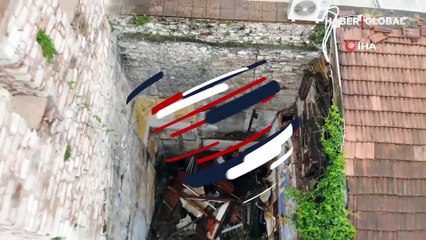 İstanbul Fatih'te ahşap bina çöktü