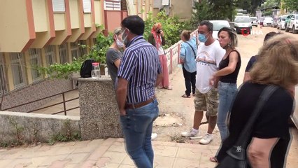 Beslediği kediyi pencere korkuluğunda asılı bulunca gözyaşlarına boğuldu