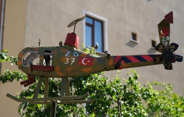 Kastamonu'da salgında evde sıkılan torna ustasının torunları için hurdadan yaptığı oyuncaklar ilgi görüyor