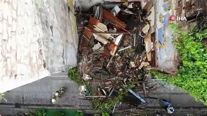 Ahşap bina sağanak yağışın etkisiyle çöktü