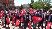 PKK'nın saldırısını ellerinde Türk bayraklarıyla yürüyüş yaparak kınadılar
