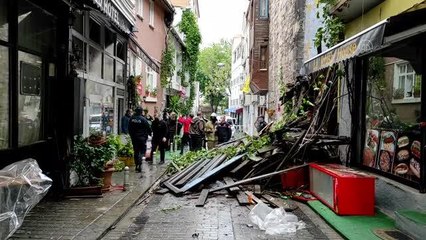 Yağışın etkisiyle Fatih'te ahşap bina çöktü