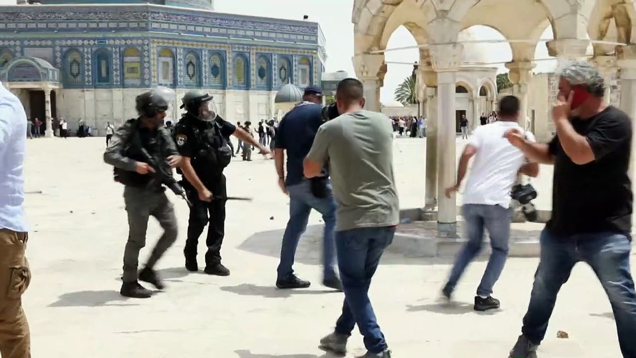 اندلاع مواجهات مجددا بين الشرطة الإسرائيلية والفلسطينيين في باحة المسجد الأقصى