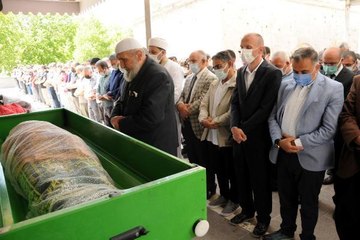 Son dakika... ÖLDÜRÜLEN ARİFE ÖĞRETMEN, DUVAKLA SON YOLCULUĞUNA UĞURLANDI