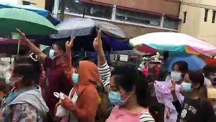 Télécharger la video: Dozens of anti-coup protesters march at Myanmar market