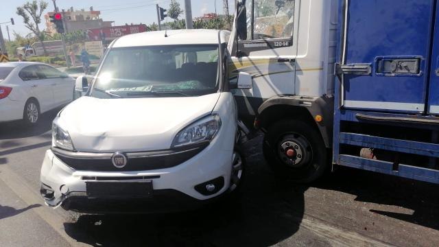 Kamyon kırmızı ışıkta bekleyen araçların arasına daldı: 2 yaralı