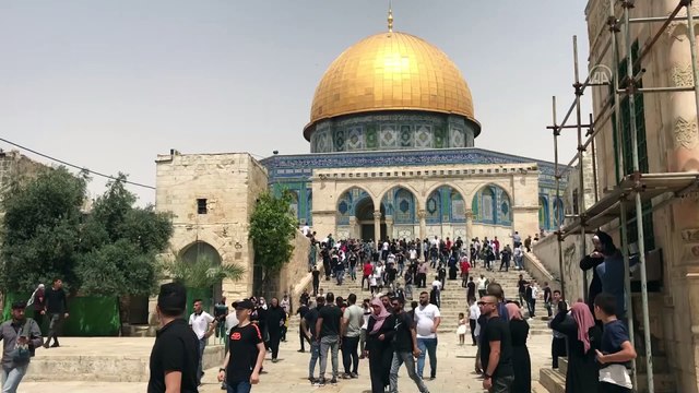 KUDÜS - İsrail polisi cuma namazı sonrası Mescid-i Aksa’daki cemaate saldırdı (1)