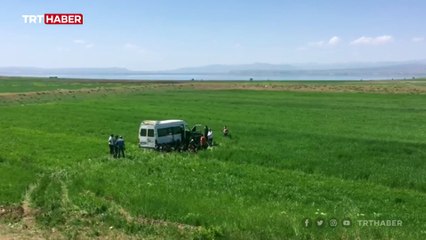 14 kişilik minibüsten 4'ü yaralı 49 düzensiz göçmen çıktı
