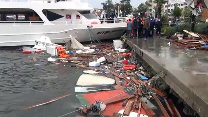 GÜNCELLEME - Ayvalık'ta etkili olan fırtına nedeniyle kıyıdaki bazı tekneler battı