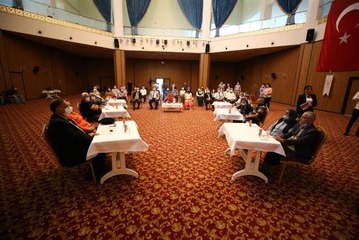 Adana'da yaşlı çiftler, "Çınarlarla Fidanların Buluşması" etkinliğinde yeni evlilere tecrübelerini anlattı