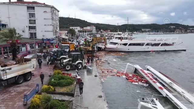 BALIKESİR - (DRONE) - Ayvalık'ta etkili olan fırtına nedeniyle kıyıdaki bazı tekneler battı