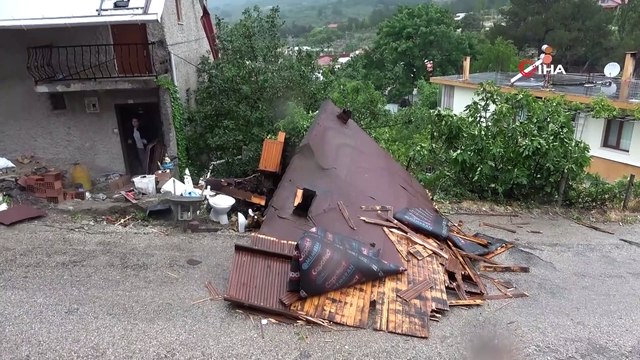 Ayvacık’ta şiddetli fırtına...Evlerin çatıları uçtu, ağaçlar devrildi