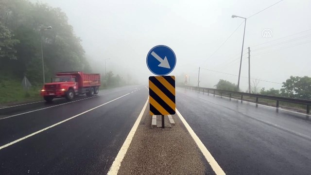 DÜZCE - Bolu Dağı'nda sağanak ve yoğun sis ulaşımı olumsuz etkiliyor (2)