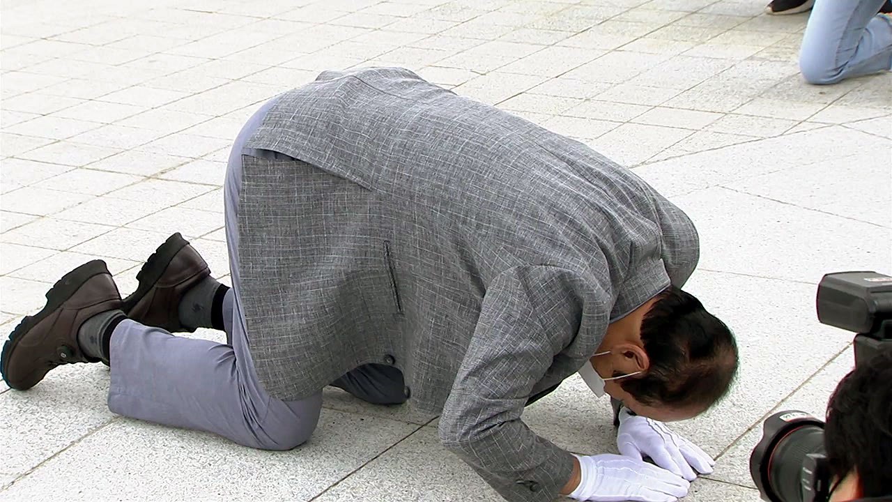 5·18 당시 계엄군 지휘관, 5월 영령 앞에 무릎 꿇고 사죄 / YTN