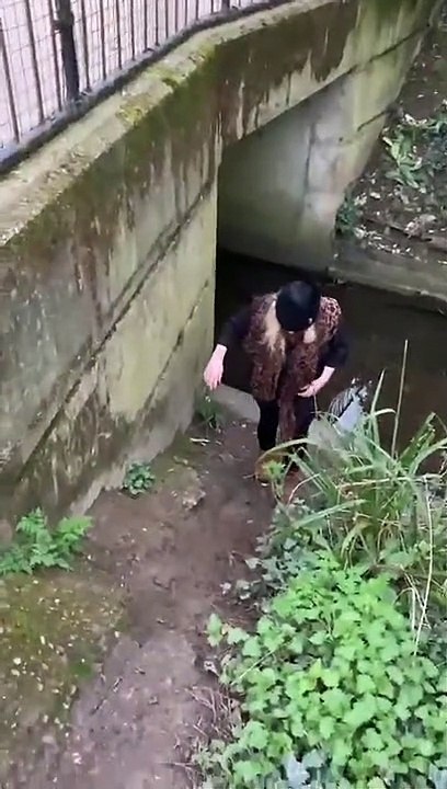 Elle se prend la gamelle de sa vie et son mari est plié de rire