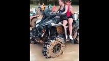 2 filles veulent traverser une rivière en quad... raté