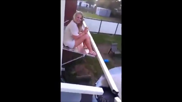 Elle boit sa bière au mauvais endroit !