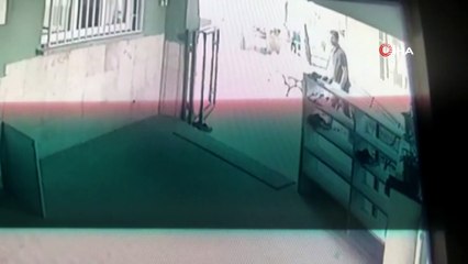 Camiden saat çalan hırsız kameralara yakalandı
