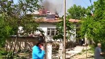 Yozgat'ta çıkan yangında 2 katlı evin çatısı kullanılamaz hale geldi