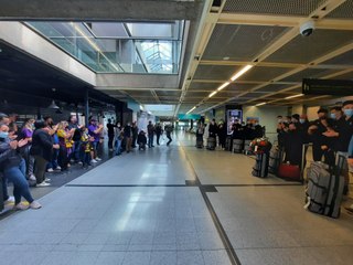 Handball : les joueurs du HBC Nantes accueillis à l'aéroport par leurs supporters