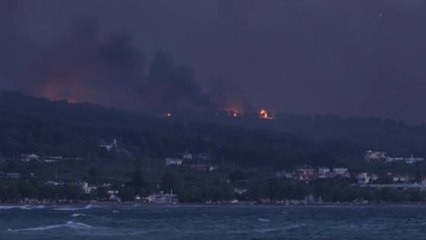 El fuego obliga a evacuar 13 aldeas y 3 monasterios a 40 kilómetros de Atenas