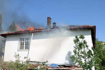 YOZGAT'TA BAL MUMU ERİTİRKEN EVİNİN ÇATISI YANDI