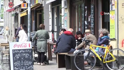 - Berlin'de kafe ve restoranların dış alanları müşterilere açıldı