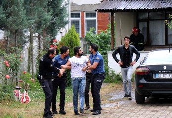 Kızdığı eşinin elbiselerini yakıp, kendisini eve kilitledi