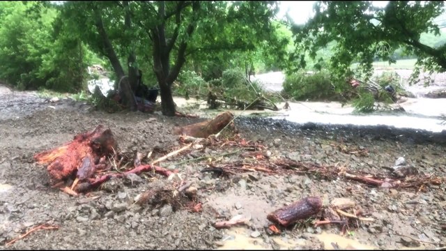 BURSA - Sağanak nedeniyle taşan dere suları iş makinelerini sürükledi