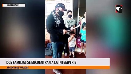 Dos familias se encuentran a la intemperie