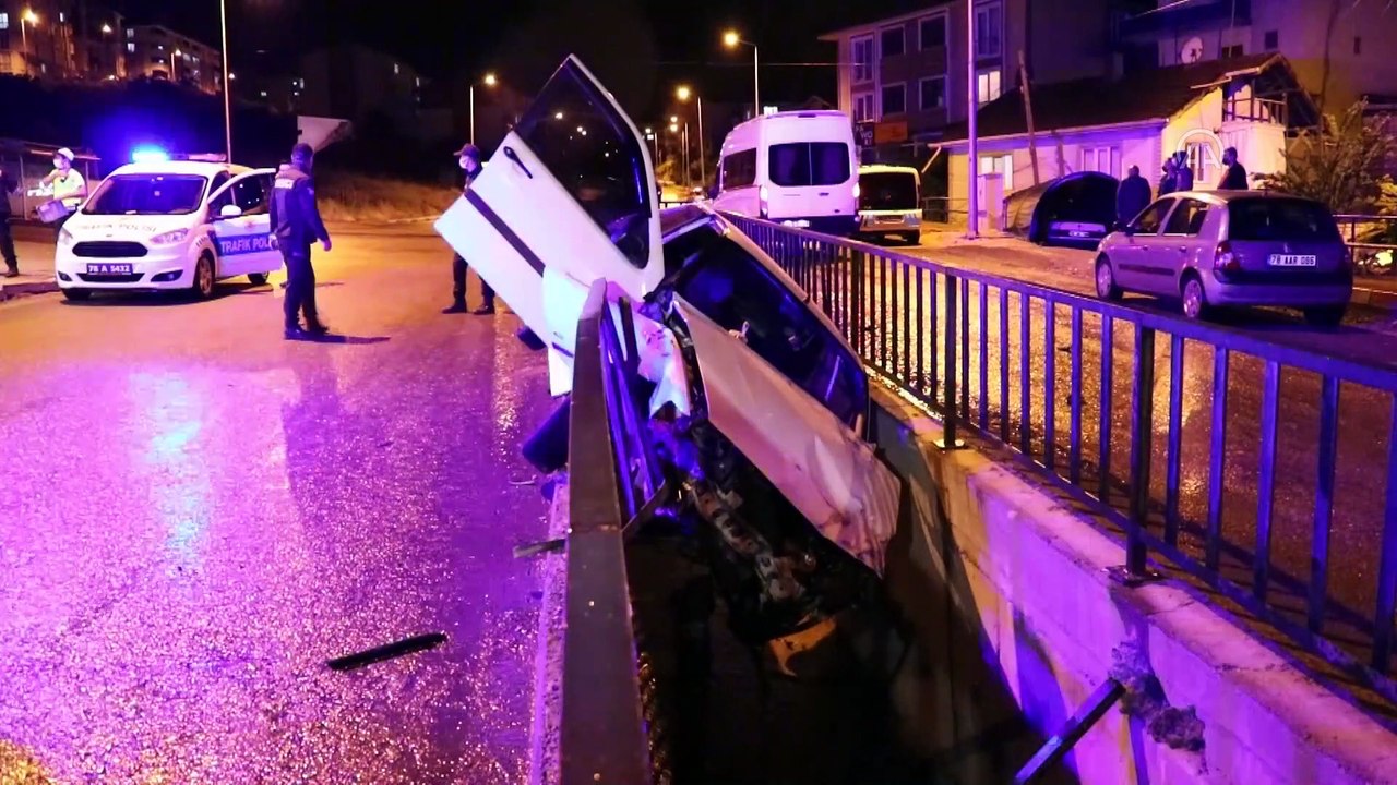KARABÜK - Su kanalına devrilen otomobilin sürücüsü yara almadan kurtuldu