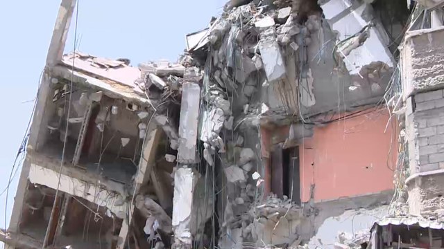 نازحون من سكان غزة يتفقدون منازلهم المدمرة جراء القصف الإسرائيلي
