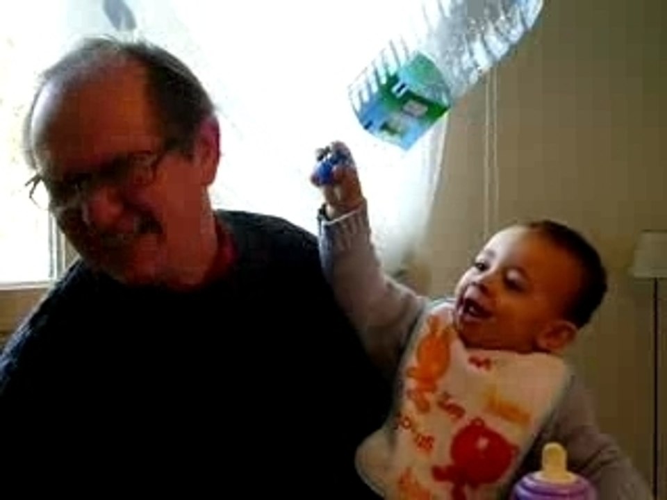 Marouane rigole avec papy - 10.02.08