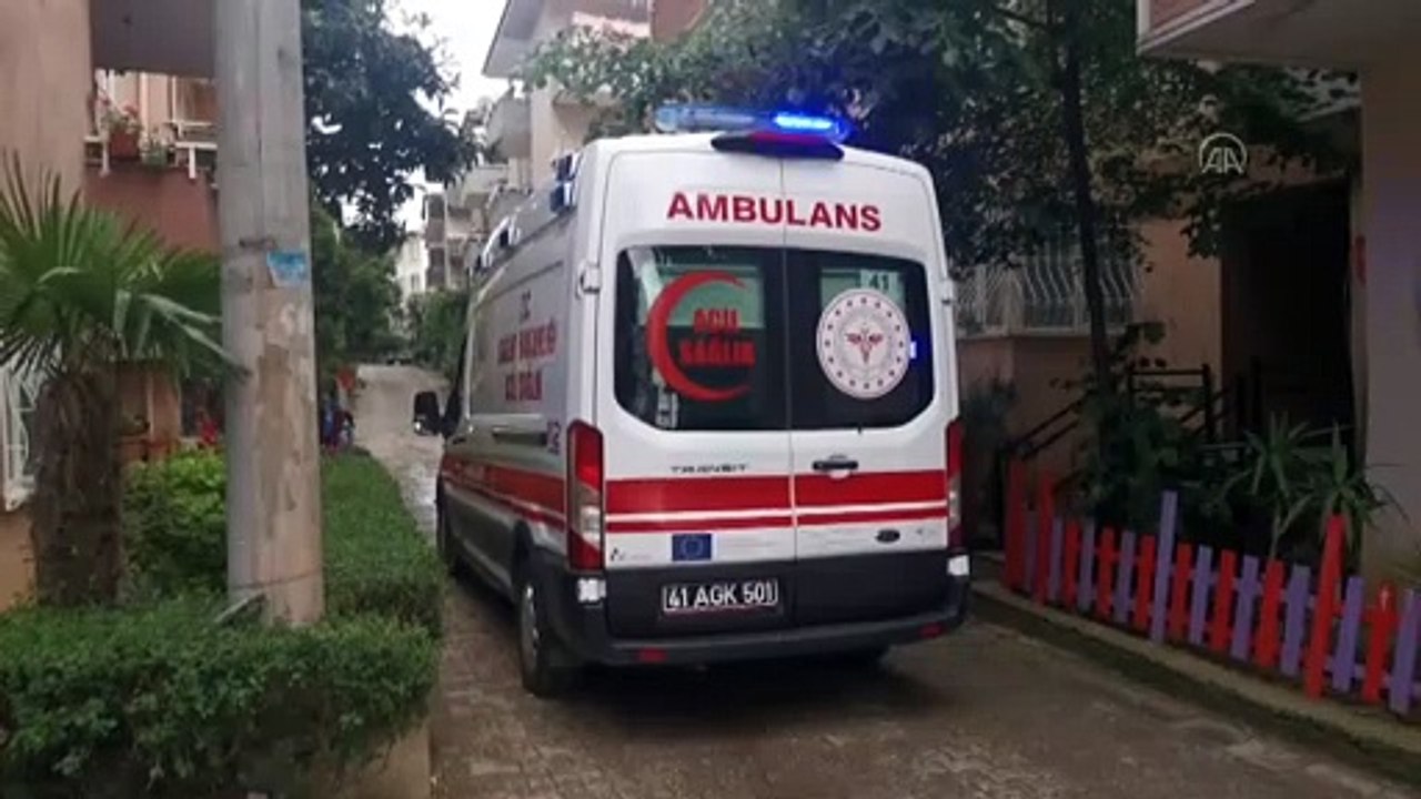 KOCAELİ - Oda kapısının kilidine parmağı sıkışan çocuğu itfaiye kurtardı