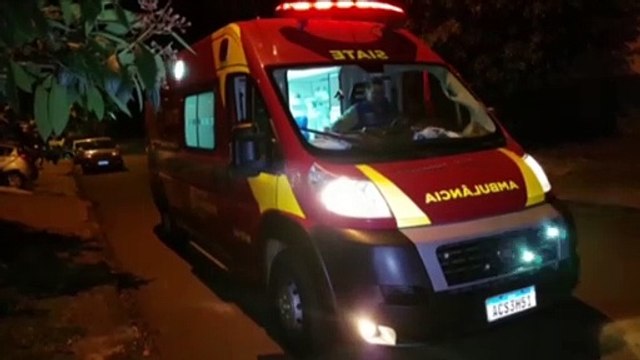 Pedestre é socorrido pelo Siate após ser atingido por veículo na Rua Bororós, no Bairro Santa Cruz