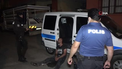 Bekçilerden kaçan şahıs bir evin bahçesinde saklanırken yakalandı