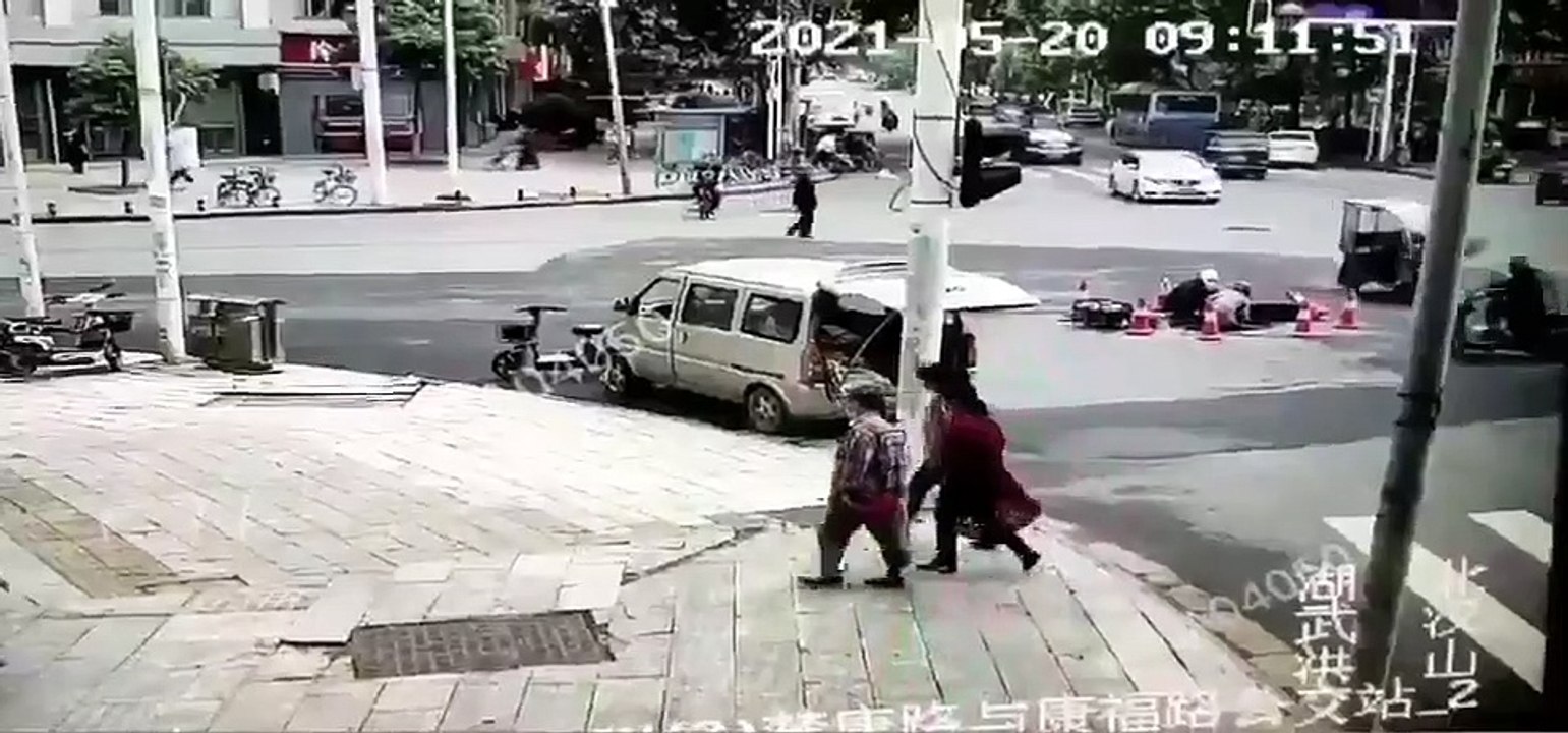 中国武漢、地面が爆発、人々が吹き飛んでしまう