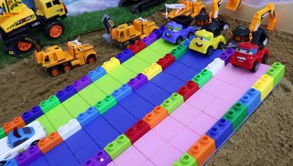 Thế giới trẻ con || Xây bể bơi ô tô bằng các khối lego nhiều màu sắc