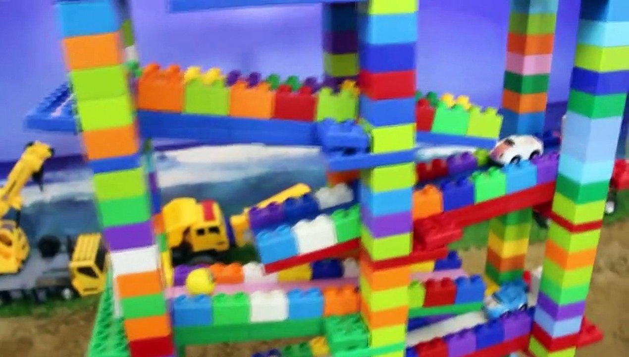 Thế giới trẻ con || Xây dựng đường trượt ô tô hai chiều bằng các khối lego