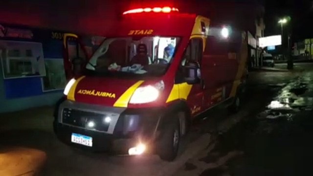 Homem cai de moto na Avenida Carlos Gomes e é socorrido pelo Siate